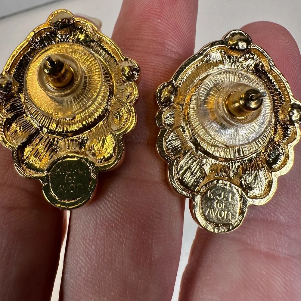 Kenneth J. lane for Avon faux pearl gold tone pierced earrings - Picture 2 of 7